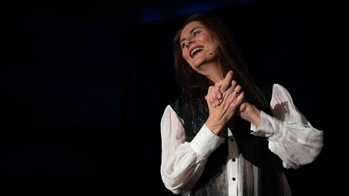 Tracey Yarad performing "All These Pretty Things."